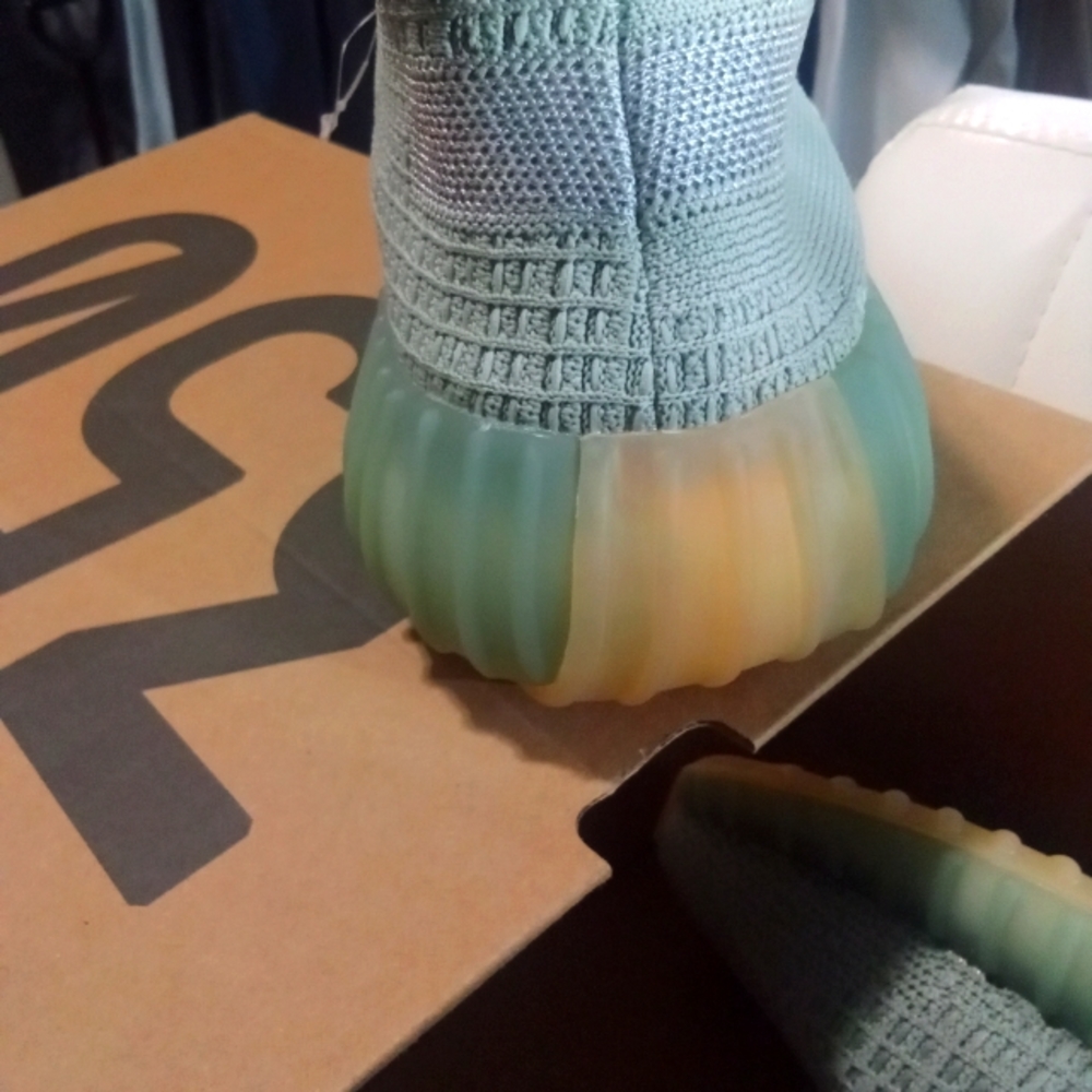 YEEZY SNEAKERS